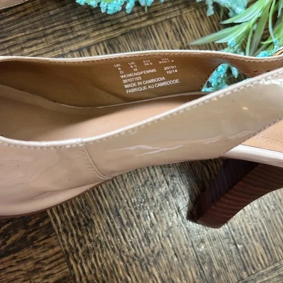 CLARKS Artisan Beige heels - Picture 7 of 9